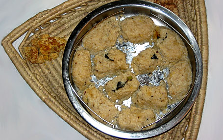 Pudikozhakattai (steamed cracked rice dumplings)