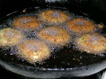 Alasanda Vadas deep frying in oil