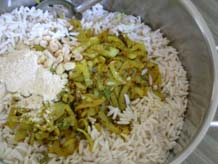 Mixing all the ingredients with soaked puffed rice