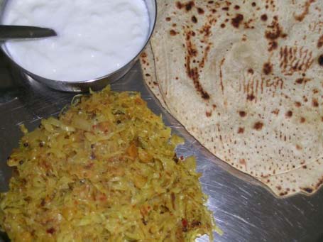 Cabbage curry with chapati and yogurt on the side