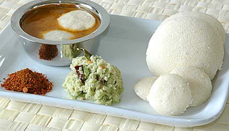 Idlies with coconut chutney, idli karam podi and shallot sambhar