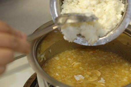 Adding the cooked rice to Jaggery Syrup